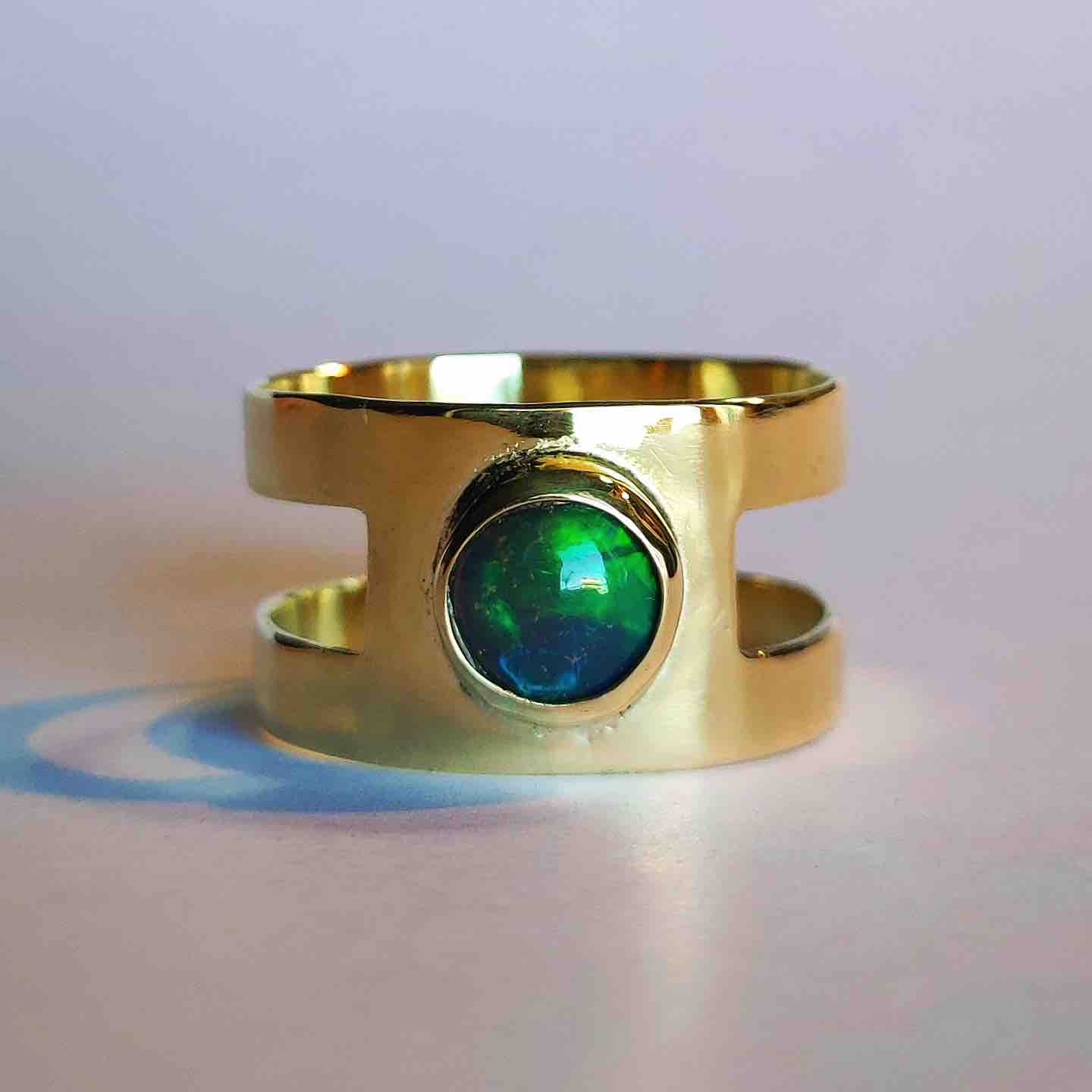 Anillo Ancho Egipcio con Ópalo - Sophie's in Jupiter